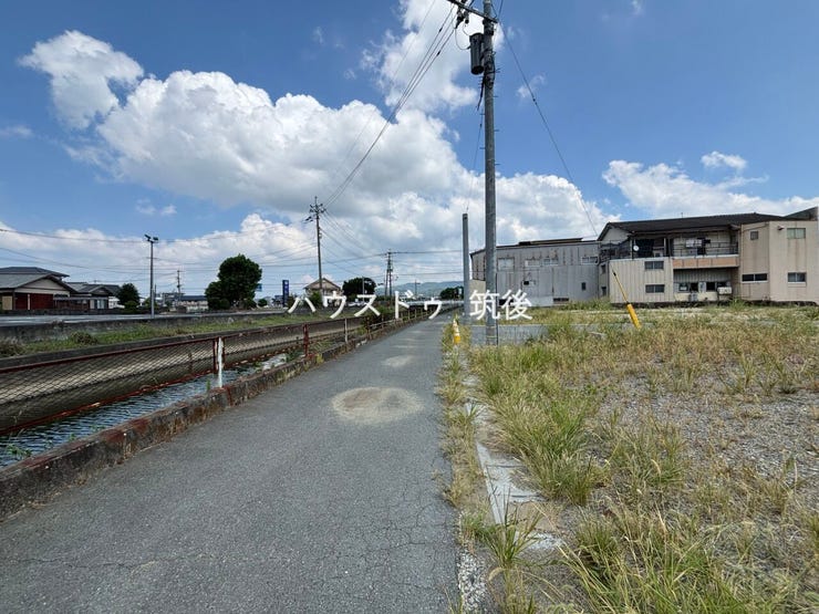 前面道路の一方向を撮影。現地周辺の雰囲気もあわせてご覧ください。