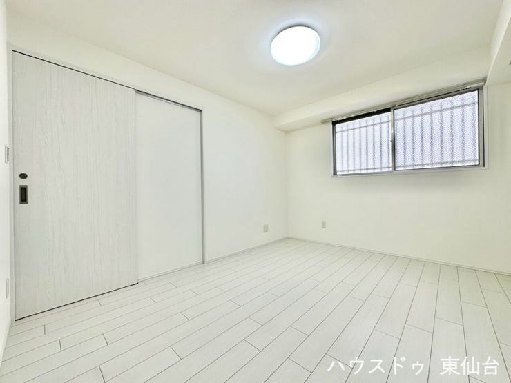 落ち着いた色味の内装で、集中しやすいプライベート空間。