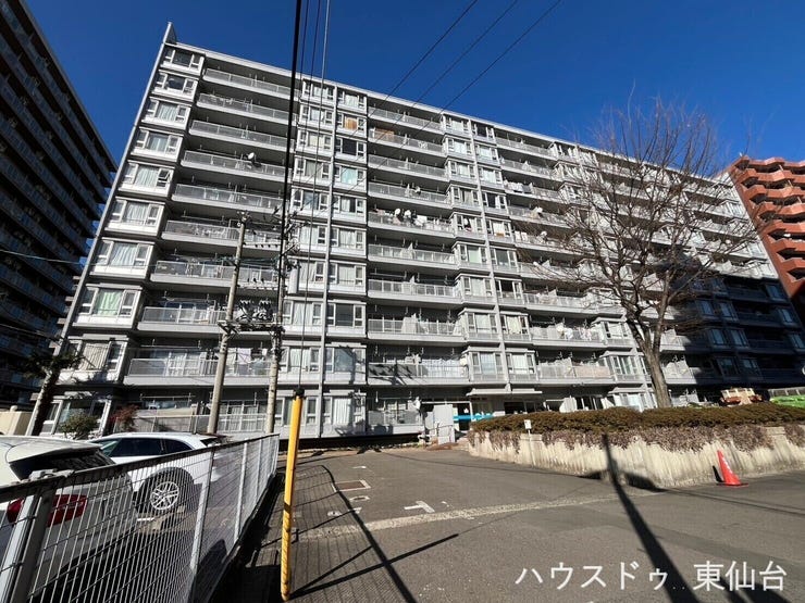 【外観】
コンビニ・スーパーまで徒歩圏内で買い物もしやすい!ペットと暮らせるマンション♪
【地下鉄東西線卸町駅】徒歩約10分!