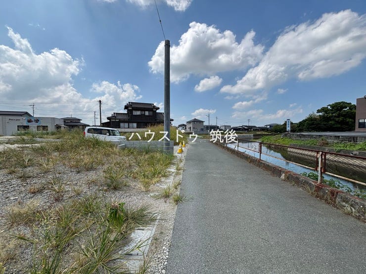 反対方向の前面道路。