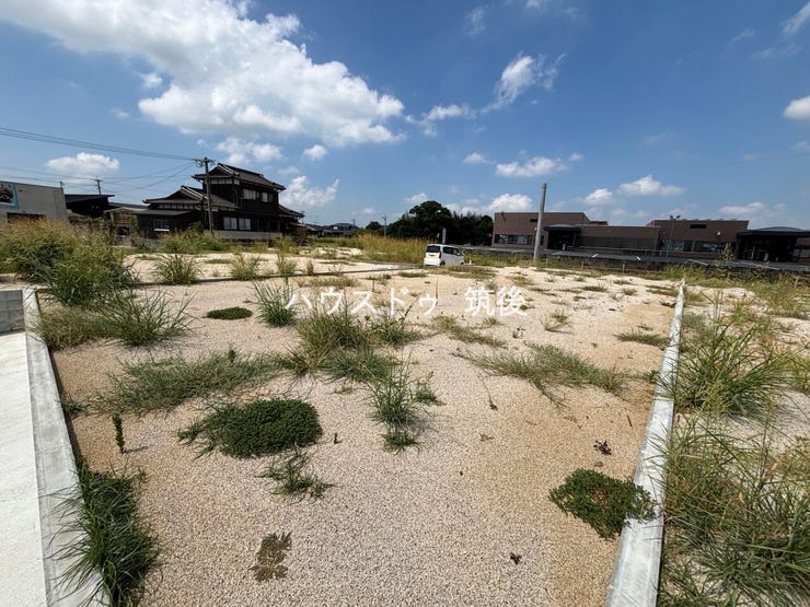 敷地奥から道路方向を撮影。約83坪ならではの距離感を感じられます。