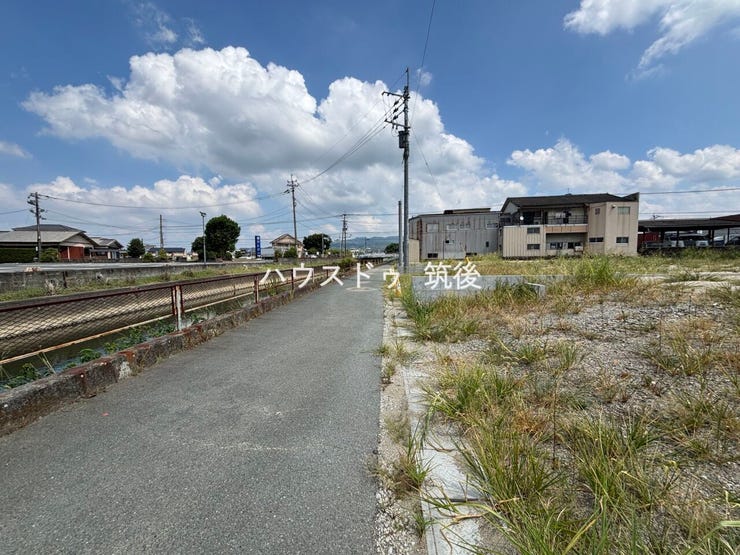 前面道路の一方向を撮影。現地の道路状況をご覧いただけます。