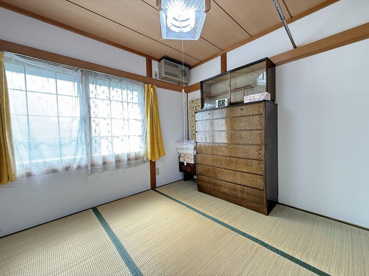 2階和室約4.5帖♪
大きな窓から自然光が差し込み、明るく開放感のある空間です♪