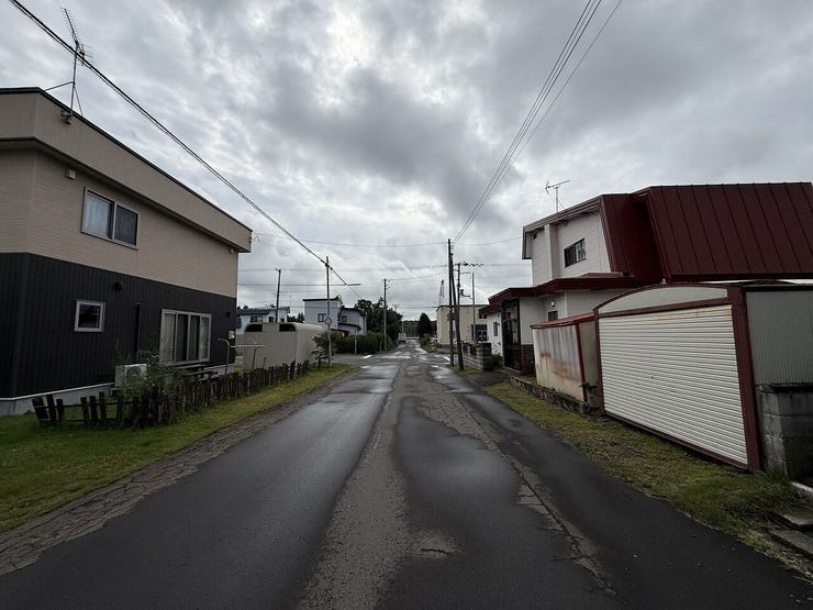 ゆとりのある道路幅で、車の出入りもしやすい立地です♪