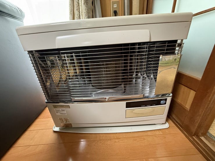 2010年製の灯油ストーブを備えており、冬の暮らしをしっかりサポートします!