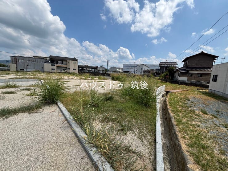 右斜めから敷地全体を撮影。約59坪の土地を現地でもご確認ください。