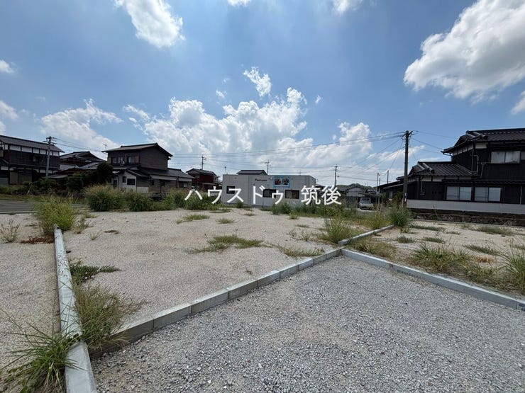左斜めから見た5号地。建物と駐車スペースの配置をイメージできます。
