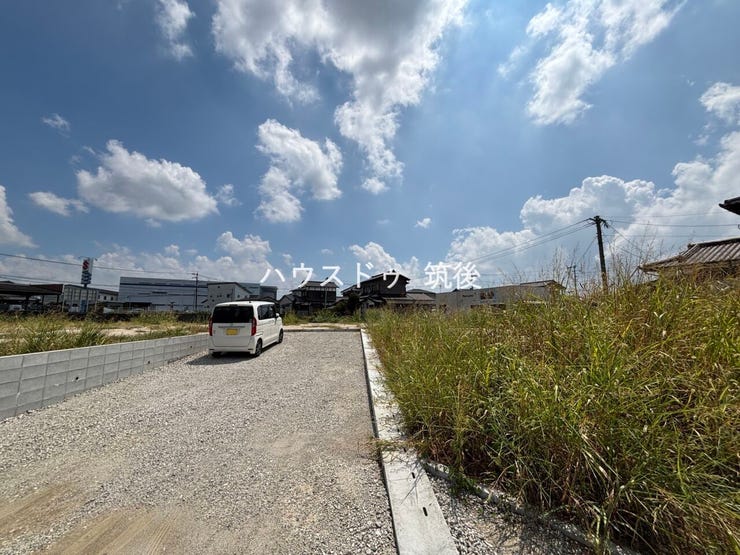 反対方向から見た分譲地内道路。分譲地内の雰囲気も分かります。