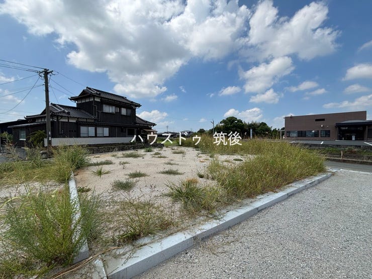 左斜めから見た6号地。建物や駐車スペースの配置をイメージできます。