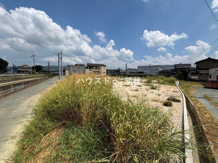 奥側斜めから全景を撮影。約67坪ある土地のサイズ感が伝わります。