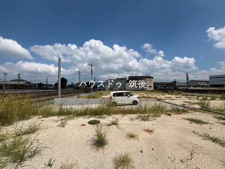 敷地中央付近から撮影。建物を配置した際の距離感もイメージしやすい一枚です。