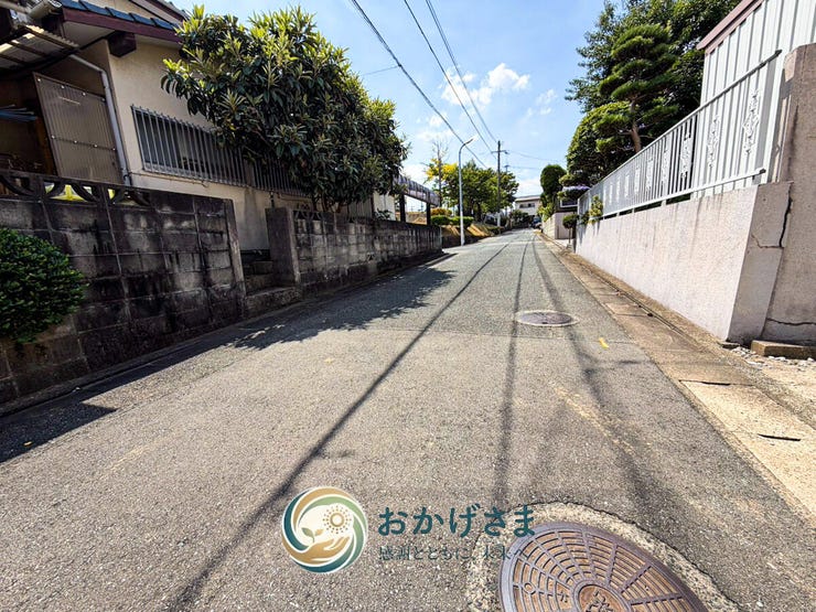 【前面道路】
緑豊かな住宅街に面した前面道路。見通しが良く、交通量も落ち着いているため安心感があります。