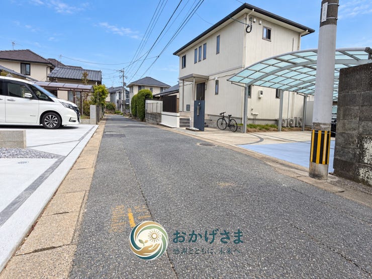 【前面道路】
前面道路は視界が開けており、お車の出し入れもスムーズ。閑静で過ごしやすい住環境です。