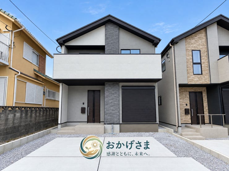 【外観】
切妻屋根とスタイリッシュな配色が美しい外観。陽当たりが良く、閑静な住宅街になじむ住まいです。