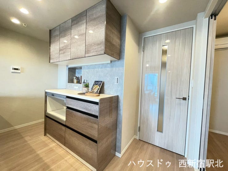 壁付けキッチンを採用し、LDKの空間を広く使えるすっきりとしたレイアウトです。