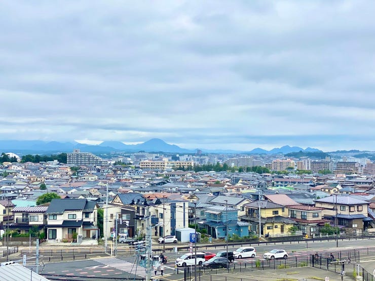 5階部分から市街地と遠くの山並みを見渡せる開放的な眺望。周囲に広がる街並みを眺めながら、心地よく過ごせます♪