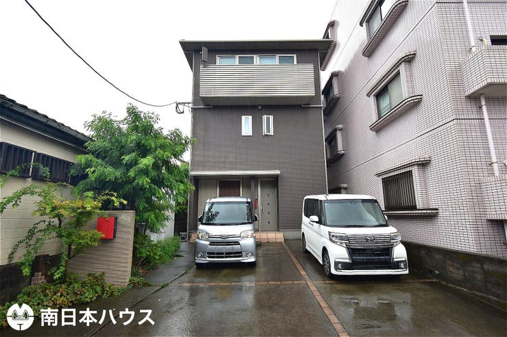 【外観】
北向き道路【敷地面積172.23㎡(52.09坪)】駐車4台!
平坦地の中古戸建て!