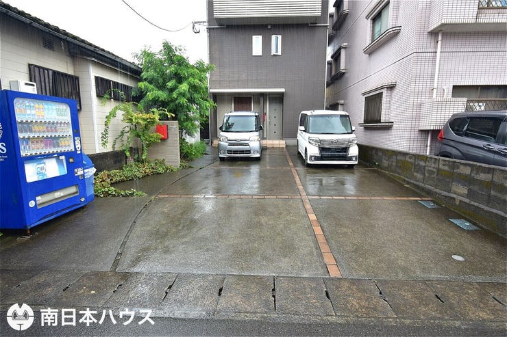 【駐車場】駐車場は2台縦列の4台分!2台分は所有者様が、2台分は賃貸人が利用中です!
