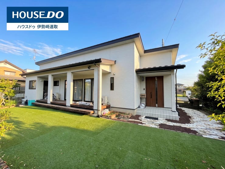 【外観】
白を基調としたモダンな平屋住宅の外観写真です。青々とした美しい人工芝の庭と、広々としたウッドデッキが特徴です♪石畳のアプローチがおしゃれな、開放感あふれる素敵な住まいです。