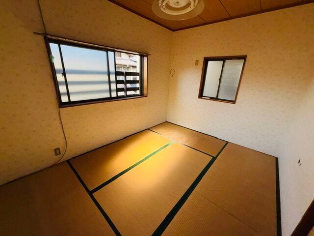 2階 心地よい眠りへといざなう畳の香りと和風空間