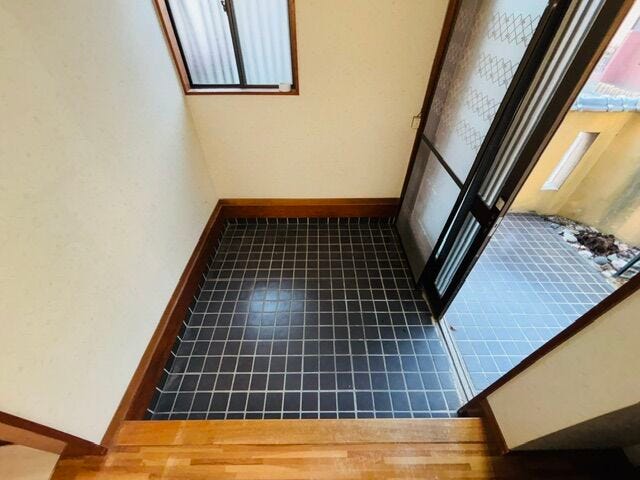 モダンなタイルがおしゃれな玄関