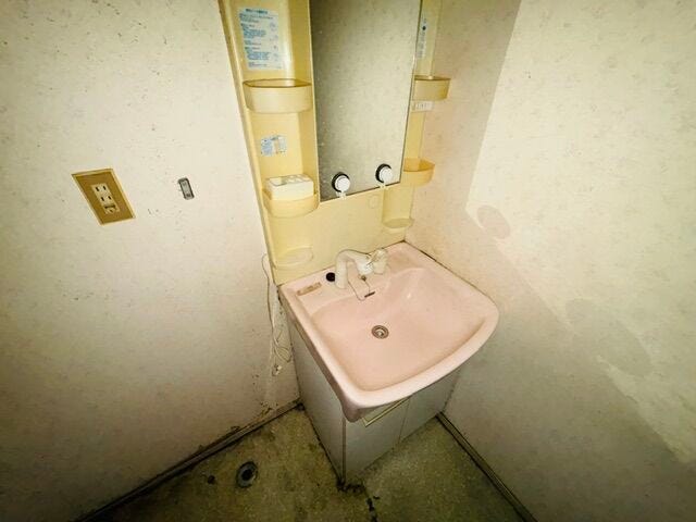 シンプルなデザインの洗面化粧台は使いやすく、お掃除も楽ちんです