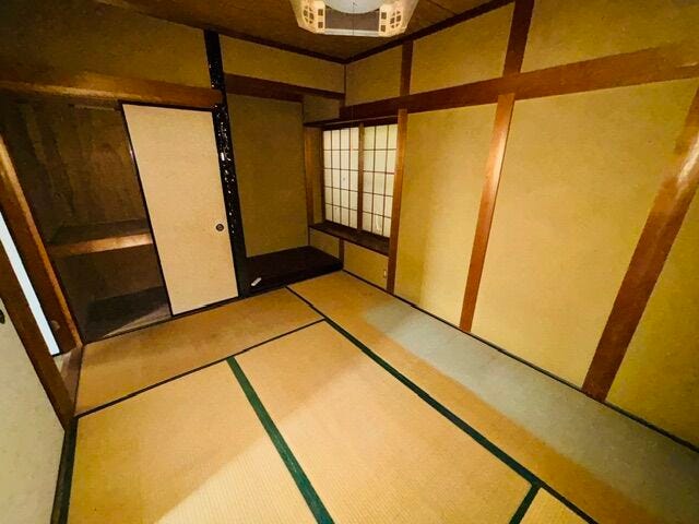 1階和室は客間や寝室としても。押入もあり布団や座布団など収納できます。