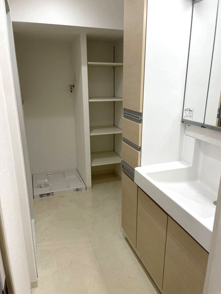 洗面室には収納棚があります。