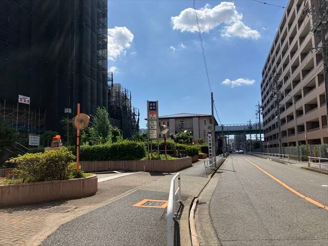 東側前面道路です。
