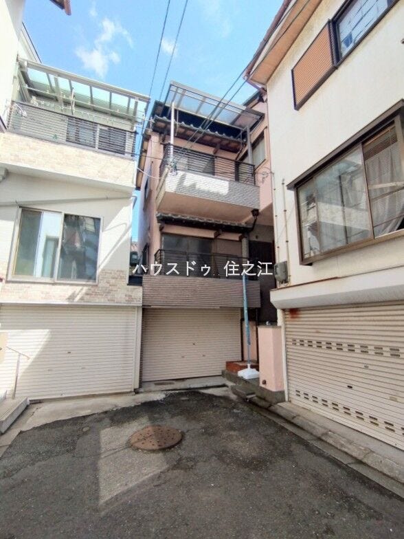 ★ガレージに物置等を設置して収納庫にするのもいいですね♪
