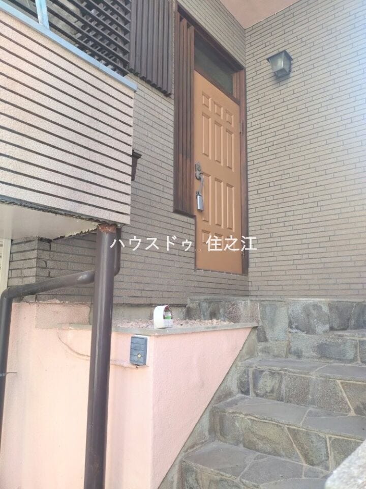 ★玄関には庇(屋根)がございますので雨の日もお荷物など濡れなくて済みます♪