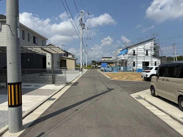 前面道路含む現地(西向き)