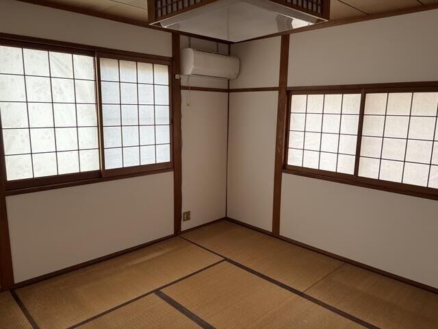 ●「障子からの柔らかい光が落ち着く和室。」