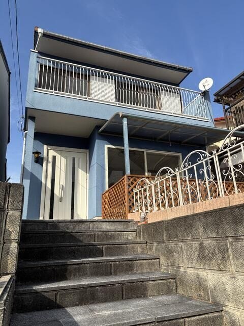 【外観】
●「青い外壁が映えるお洒落な外観。階段を上がった高台仕様でプライバシーも確保できます。」