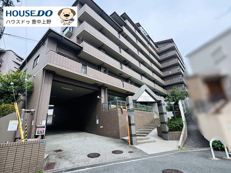 緑豊かで閑静な住宅地に位置するマンションです。エントランスにはモニター付きオートロックが設置されており、セキュリティー面も安心。徒歩10分前後の距離に小学校・スーパー・公園・図書館が揃っています。