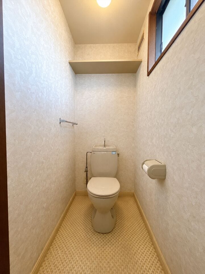 【トイレの窓】※AI加工により私物等を消去しています
トイレに窓があることで自然な空気の流れが生まれ、嫌な臭いをしっかり排出できます!
昼間は照明に頼らず明るく快適な空間が広がります♪