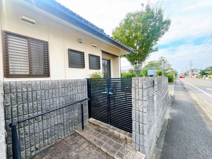 【玄関ポーチ】
屋根付きの玄関ポーチで、雨の日でも濡れずに傘の開閉ができます!
日差しも遮って快適に出入りできるため、天候に左右されず安心♪
家族や来客にも嬉しい便利なスペースです!