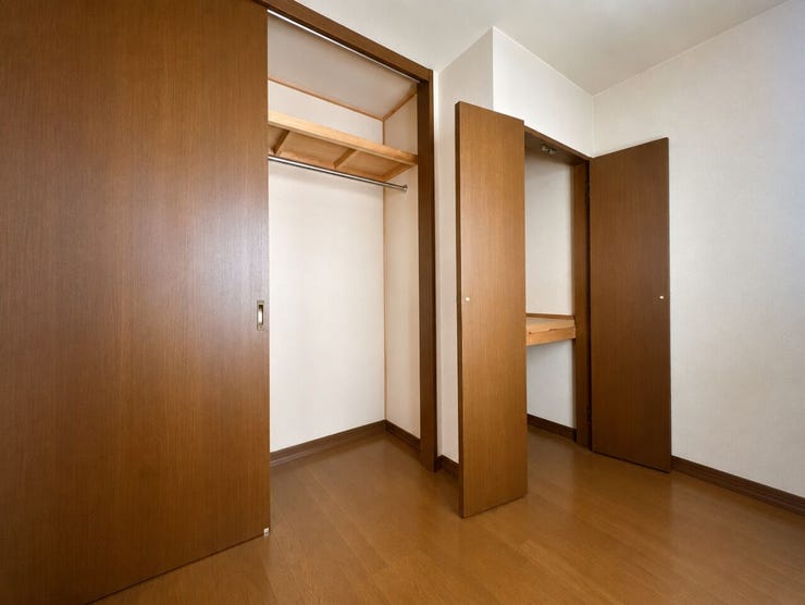 【収納】※AI加工により私物等を消去しています
扉付きのクローゼットは中身をしっかり隠せるため、生活感を抑えお部屋全体をすっきりと見せることができ、急な来客時にも安心です♪