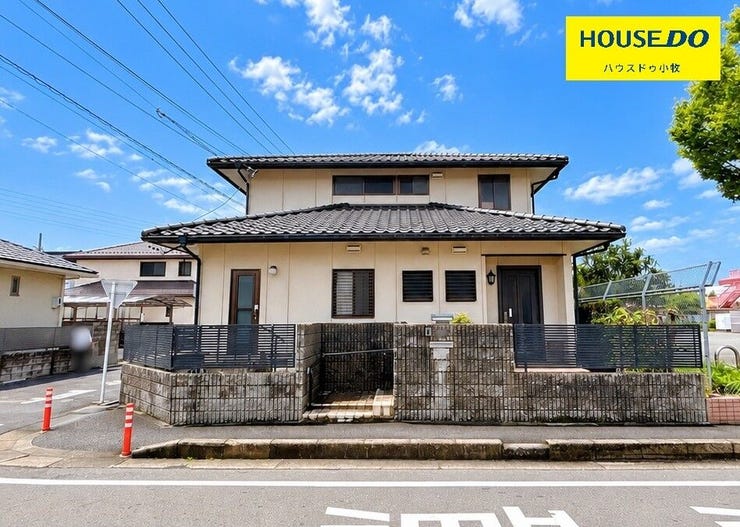 【外観】
【小牧市小牧原1丁目】
庭付きの5LDK+2Sのお家♪
角地のため陽当りも良く、風通しも良好です!
コンビニやスーパーまで徒歩10分以内と家族で暮らしやすい環境も整っています♪