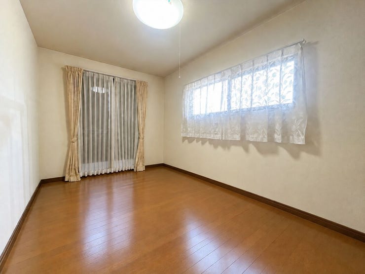【洋室】※AI加工により私物等を消去しています
広々としたお部屋は家具の配置やインテリアデザインがしやすく、居心地の良い空間に♪
ソファやテレビ台を設置してセカンドリビングスペースにもなります!