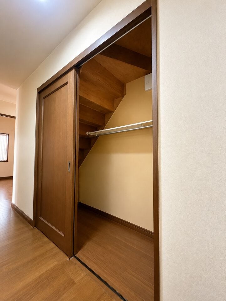【階段下収納】※AI加工により私物等を消去しています
本棚や衣類、掃除用具、靴箱など多用途に使える便利なスペースです!
限られた空間を有効活用することができ、生活動線もスッキリします♪