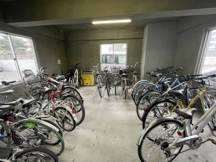 《駐輪場》
自転車を雨・雪・外部からの盗難から守ってくれます。