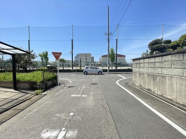 【前面道路含む現地写真】
【北側前面道路】
幅員約6.5mの前面道路です。車の出し入れもしやすく、また配達などの車が停まっていても通行出来る道幅となっています。