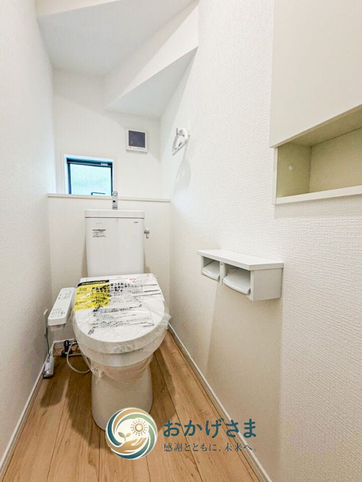 【トイレ】
温水洗浄便座や壁面収納を備えた快適なトイレ。小窓からの採光で明るく爽やかな印象です。