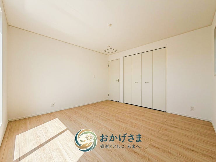 【洋室】
明るく解放感のある室内。どんな家具やインテリアにも合わせやすく、子供部屋や寝室にぴったりです。