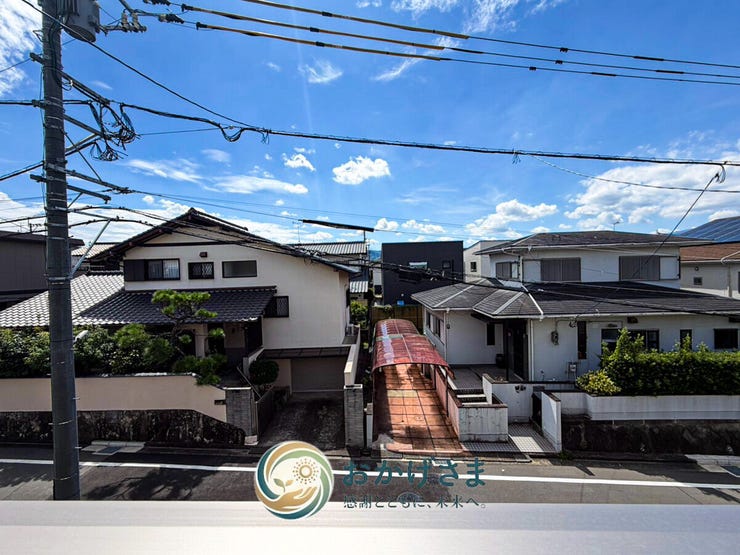 【眺望】
青空が広がるバルコニーからの見晴らし。周辺は静かな住宅街で落ち着いた環境が広がっています。