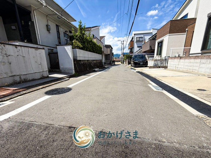 【前面道路】
青空が広がる見通しの良い前面道路。周りは閑静な住宅街で、日当たりや風通しの良さも期待できる環境です。