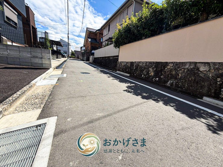 【前面道路】
車通りが少なく落ち着いた前面道路。通りに面して緑もあり、小さなお子様がいるご家庭も安心して暮らせます。