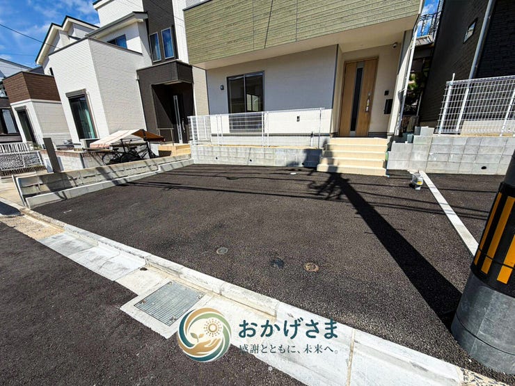 【駐車場】
お車をゆったり駐車できる舗装済みのカースペース。前面道路からの出入りもスムーズに行えて安心です。