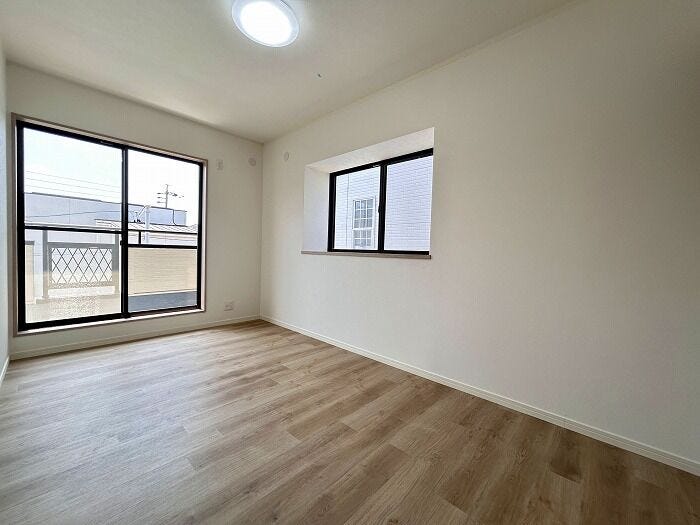 南西側約5.9帖洋室
二面採光で明るいお部屋です!